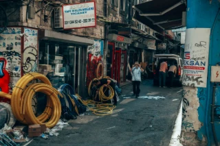 UNSTAGED 260701 Istambul 2026 HUMAN CONDITION 013 — UNSTAGED · SERIE /002 · MOMENT /001 · ARCHIVE ID S002-M001 · SOURCE L016-M026.